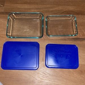Setof two glass Pyrex baking/storage trays w/ lids